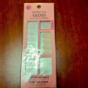 Dashing Diva nail strips “in the blush”